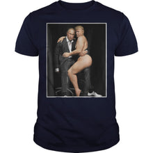 Load image into Gallery viewer, Poutine avec Trump Sexy sur le bureau t-shirt pour hommes
